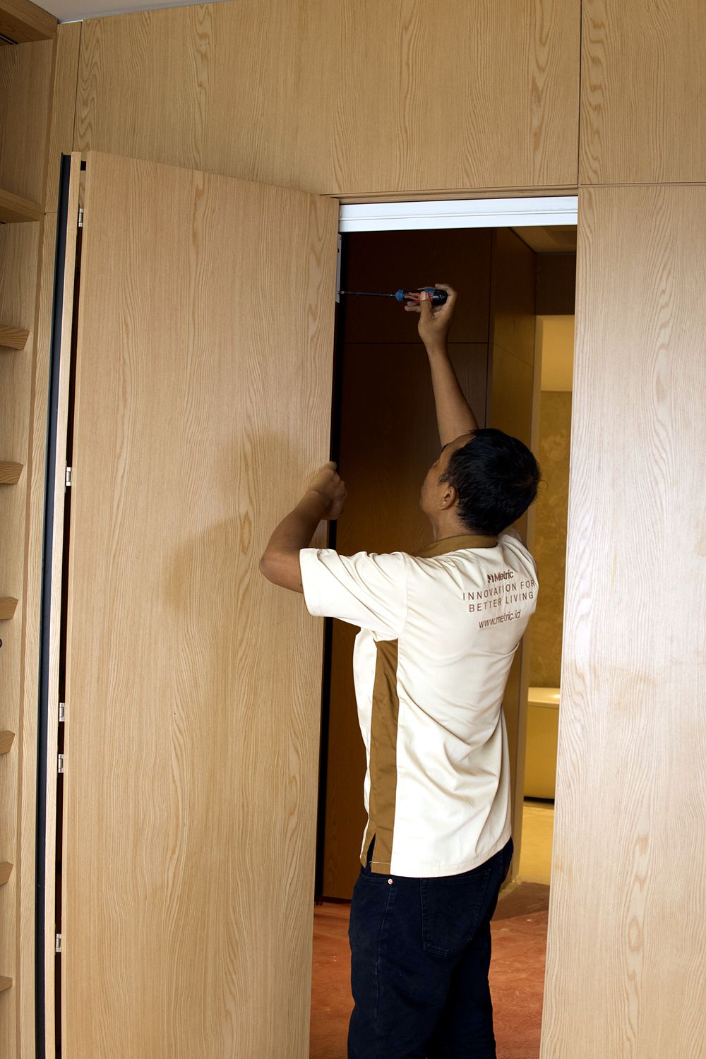Metric installation expert at work