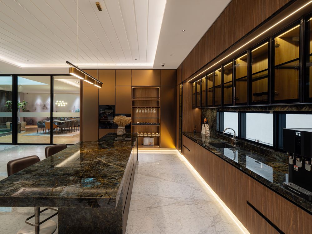 Modern Luxury House at Medan — view 3